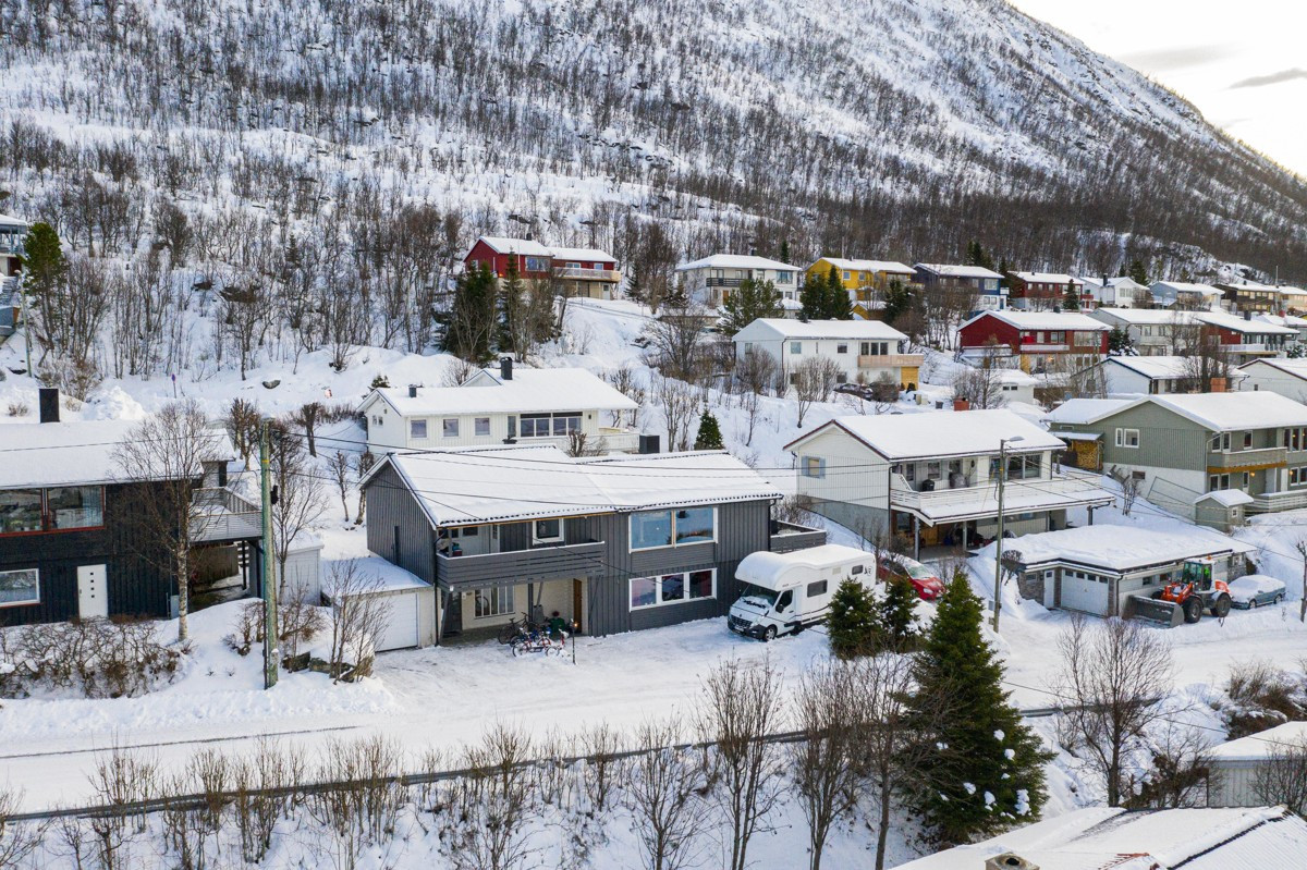 Gaten er rolig og svært barnevennlig, med kort vei til barnehager og skoler