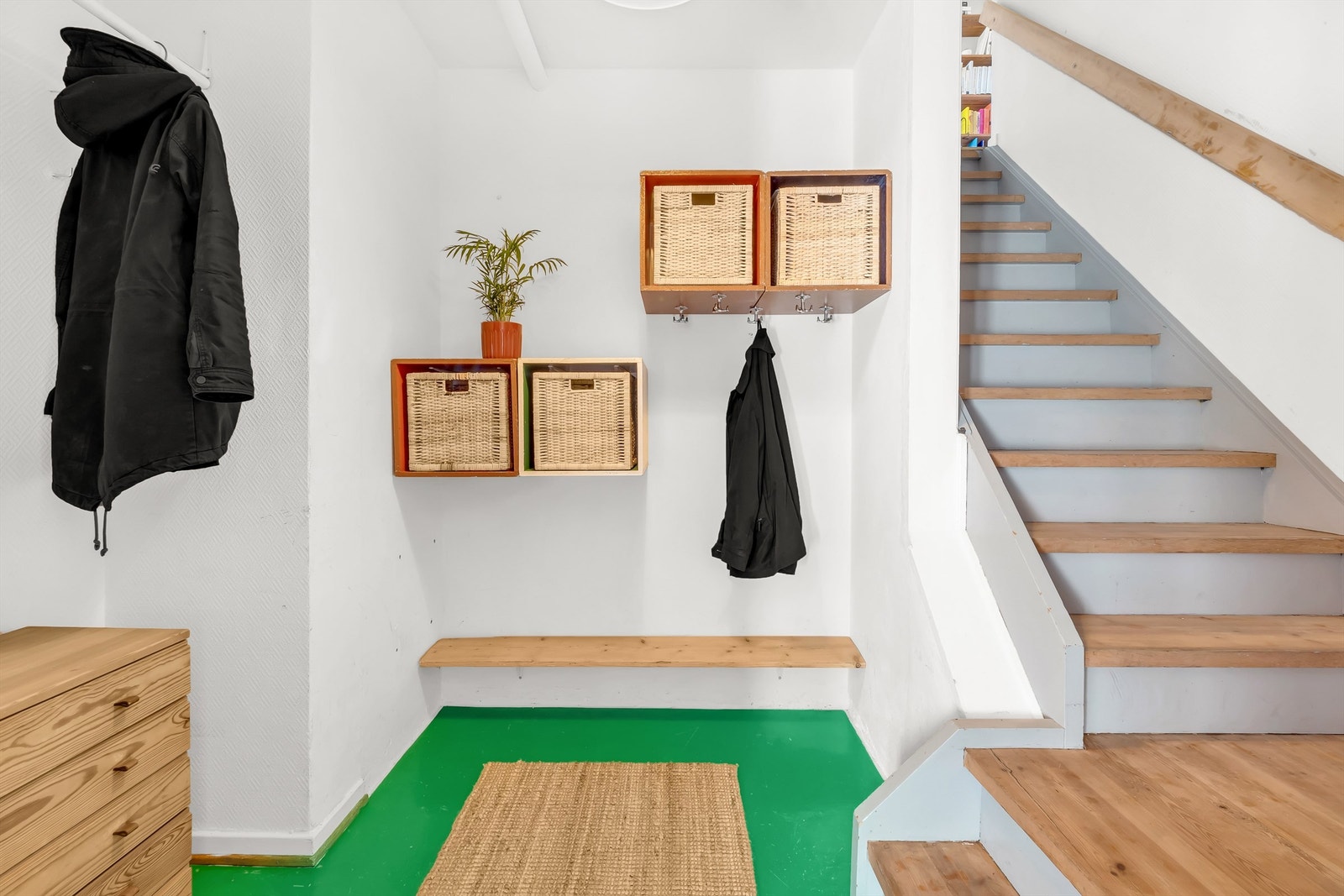 Boligen har entré og adkomst fra 14. etasje. entréen har god plass til oppbevaringsløsninger for sko og yttertøy. Galleribilde