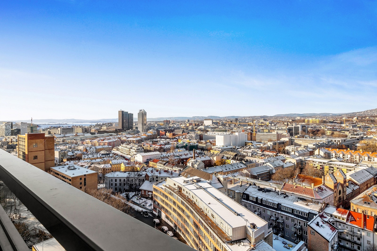 Dette er 3-roms toppleilighet med fantastisk utsikt over Oslo. Her tilbys gode fasiliteter slik som balkong, heis og parkeringsleie i et veldrevet borettslag. Galleribilde