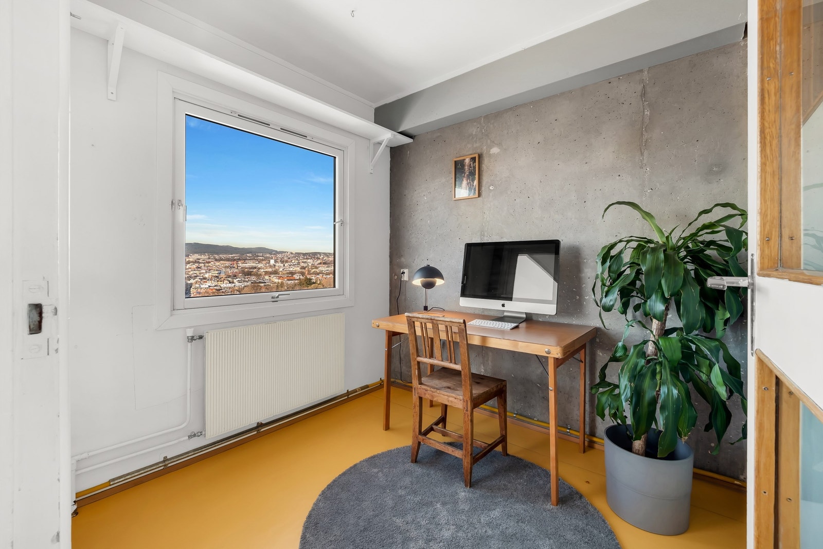 Kontor med utsikt og adkomst til balkong. Rommet kan bli en forlengelse av kjøkken ved eventuell oppussing. Her er det mange muligheter. Galleribilde