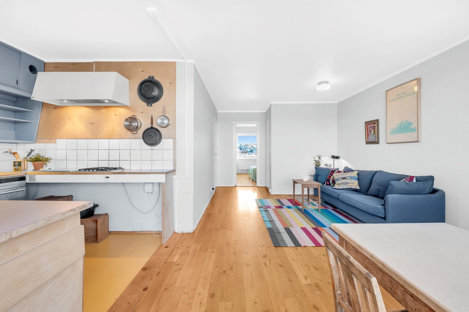 Boligen er gjennomgående med vinduer på hver side. Galleribilde