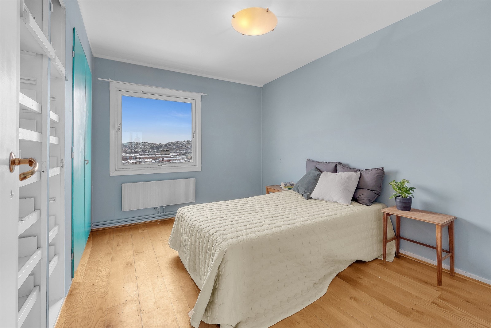 Hovedsoverommet er lys og romslig med plass til dobbeltseng med nattbord på hver side. Soverommet er østvendt. Galleribilde