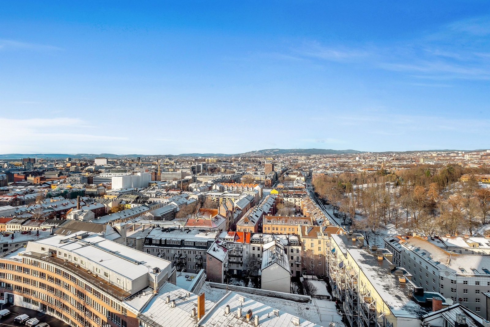 Utsikt mot Holmenkollåsen. (fra balkongen) Galleribilde