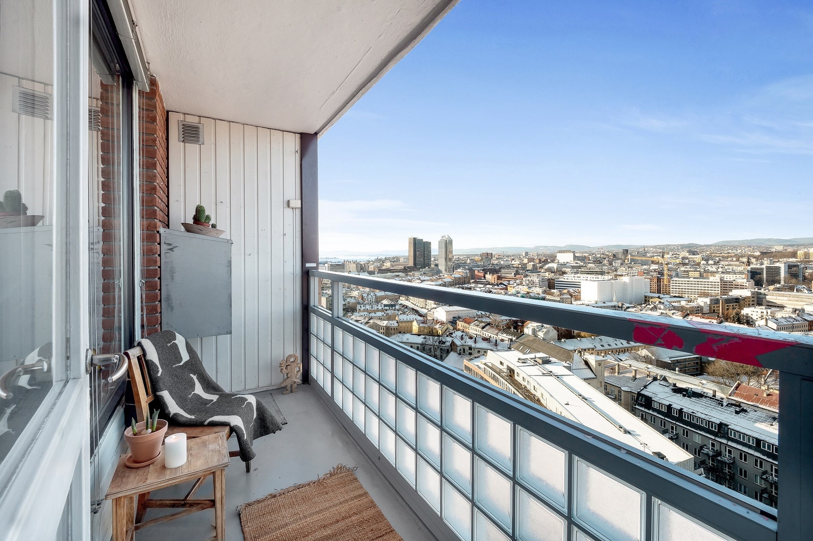 Adkomst til balkong fra kontor. Balkongen er vestvendt og byr på fantastisk utsikt av Oslo fra 15. etasje. Galleribilde