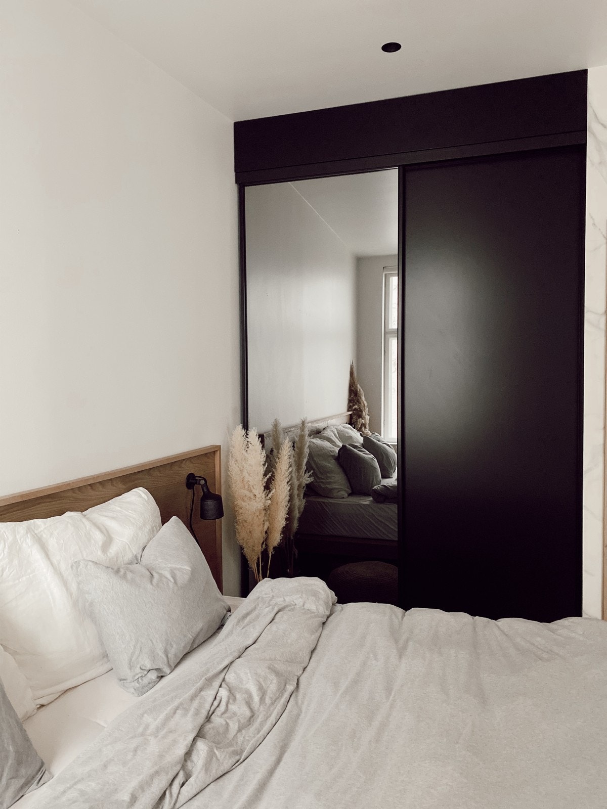 Walk-in closet med god takhøyde og bra med plass Galleribilde