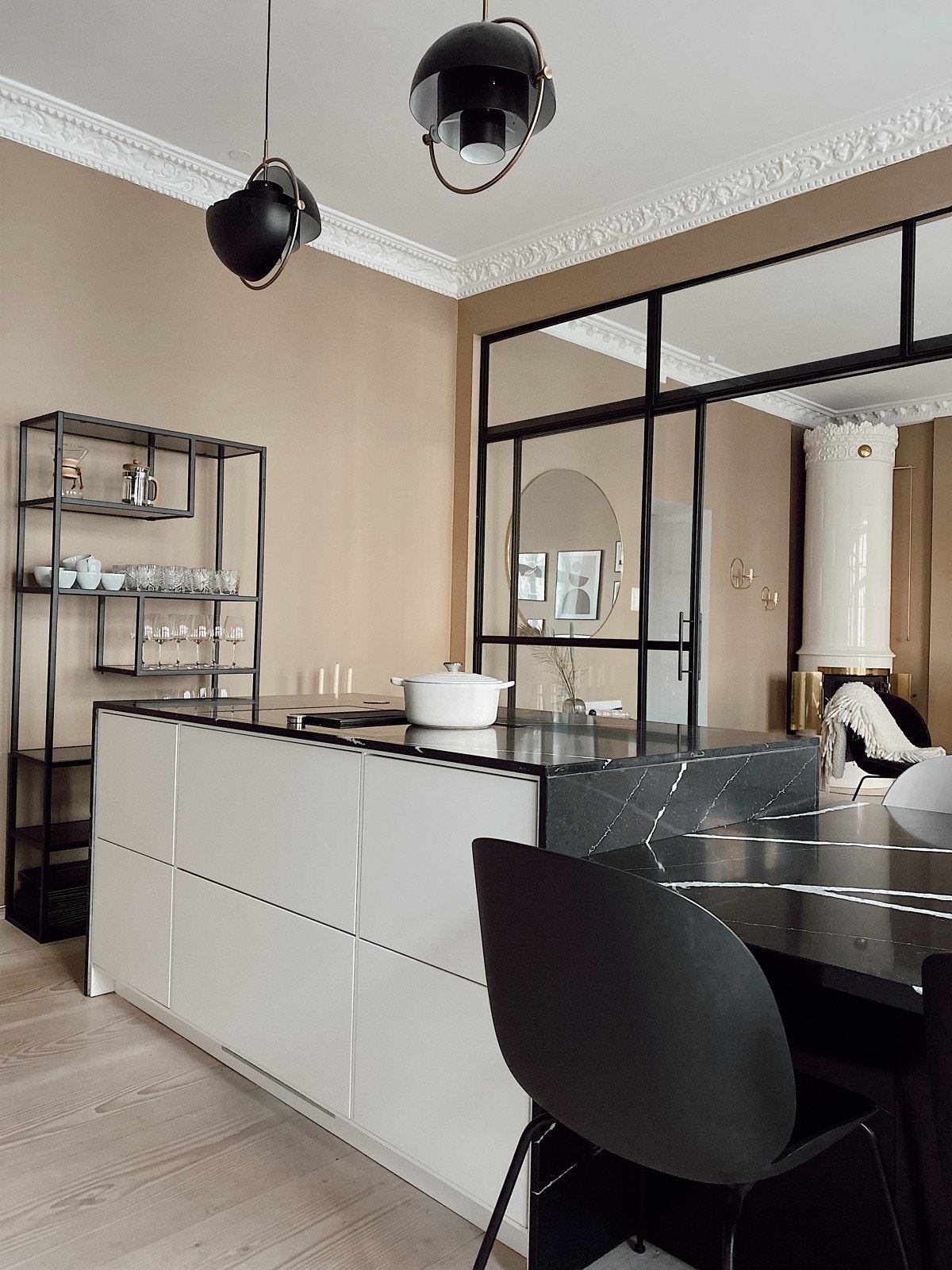 Kjøkken med alt av hvitevarer integrert Galleribilde