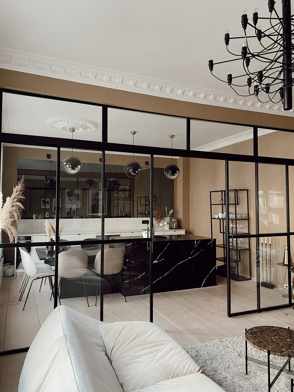 Stor stue/kjøkken med gode lysforhold Galleribilde