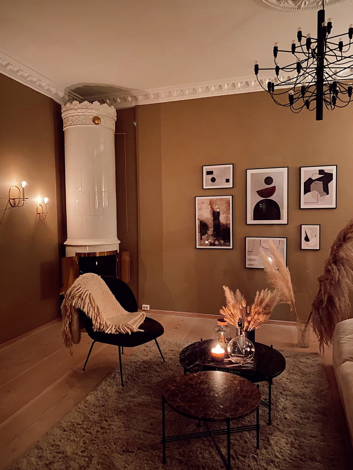 Ny, påkostet kakkelovn som genererer meget godt med varme Galleribilde