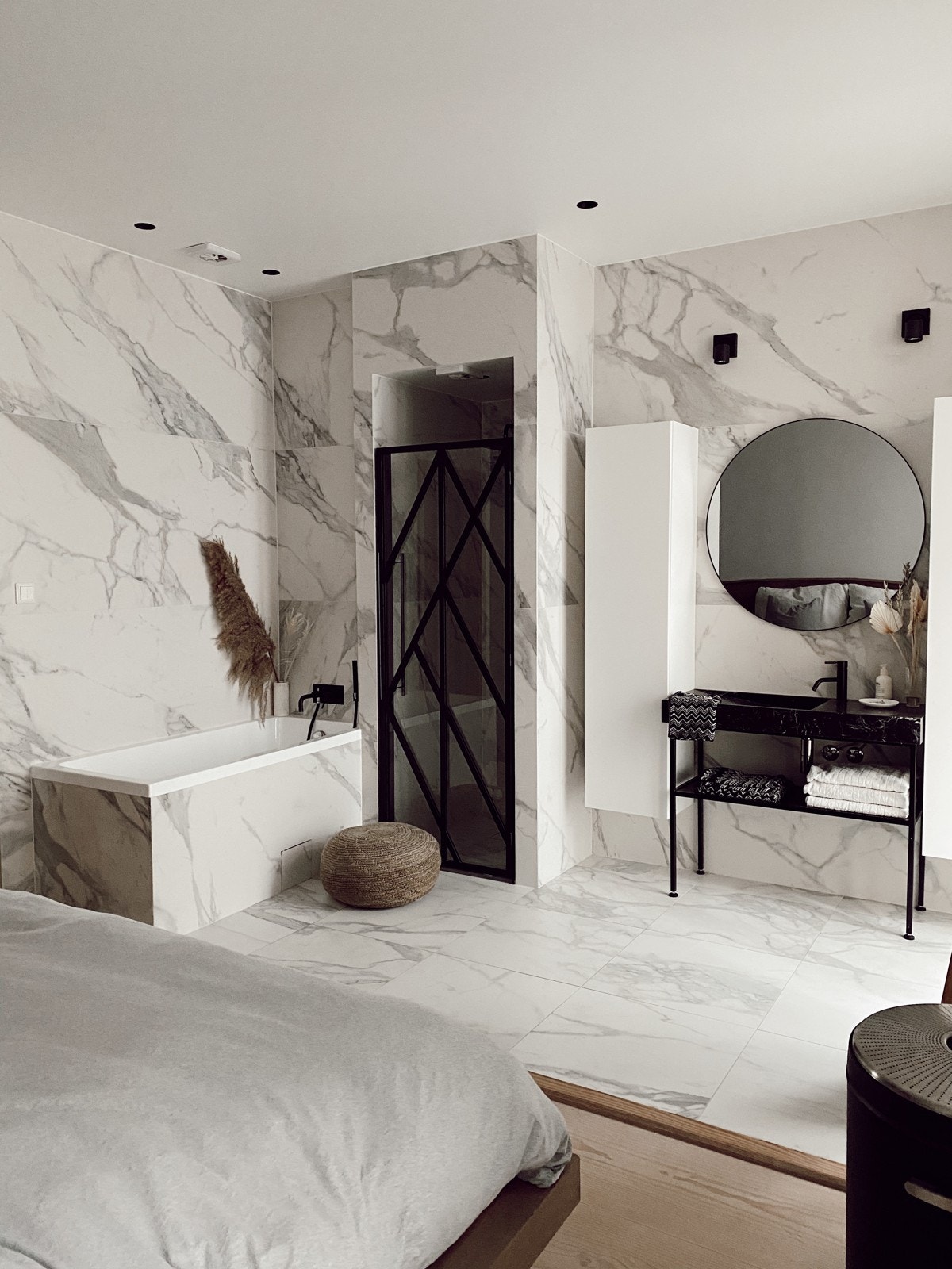 Behagelig med både dusj og badekar integrert Galleribilde