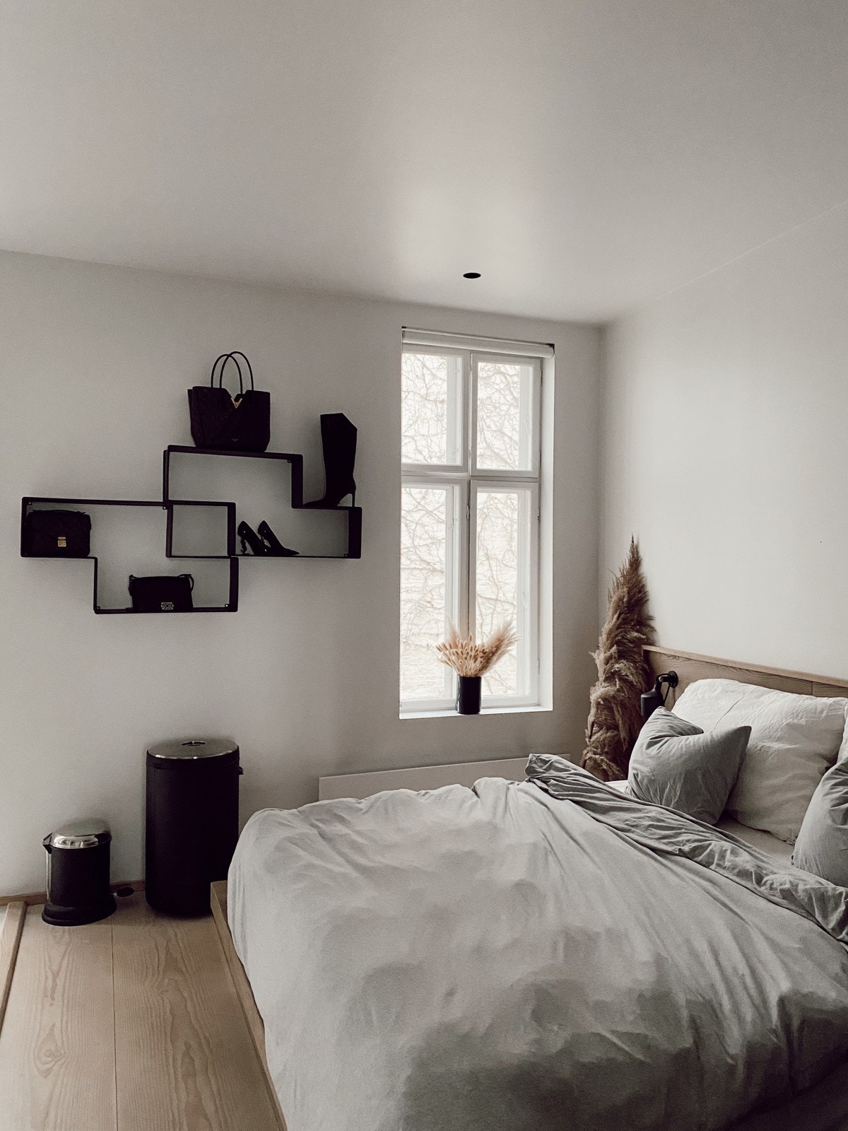 Et lunt soverom mot bakgård Galleribilde