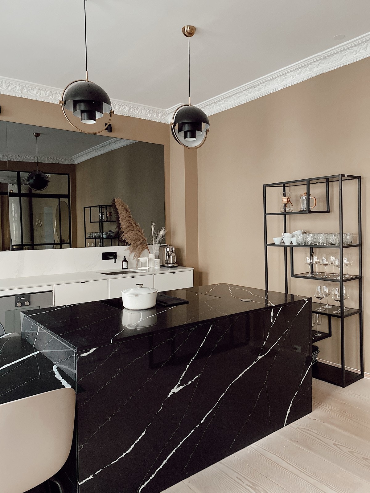 Kjøkkenet har kraftig benkeplate av sidestone på både kjøkkenøy og kjøkkenbenk Galleribilde