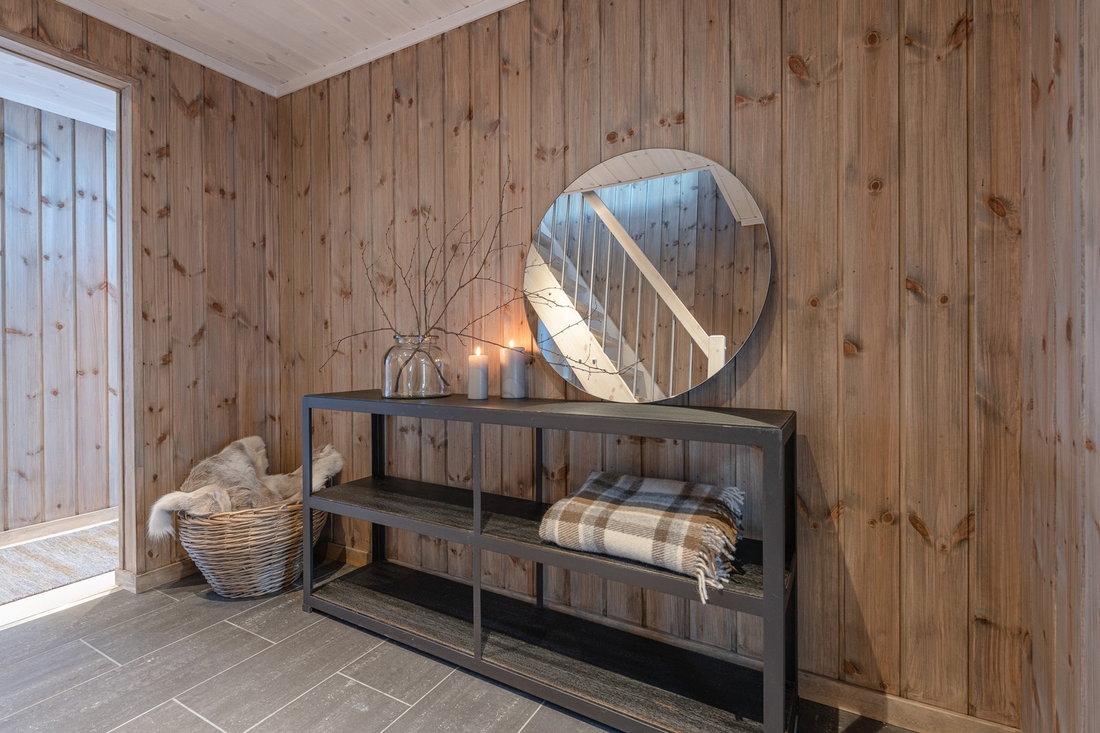 Du møtes av et luftig inngangsparti når du kommer inn i hytta Galleribilde