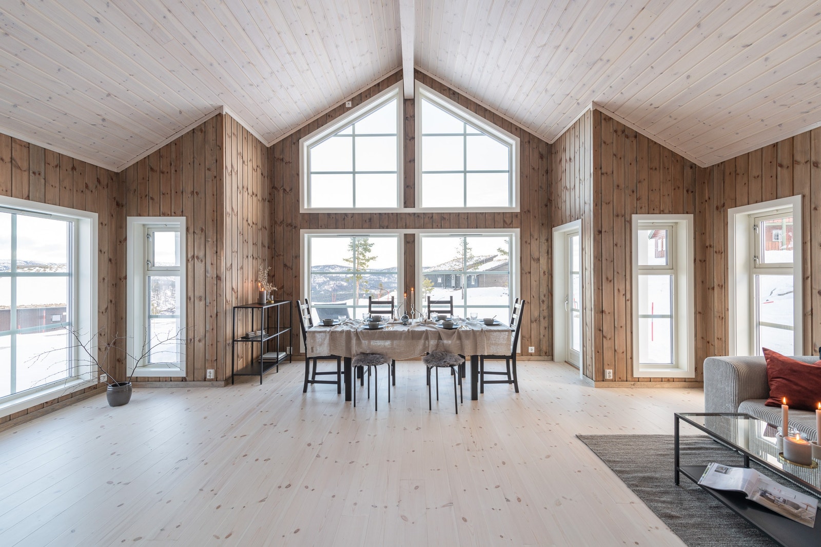 Hytta har en moderne vindusfasade som gjør at man får naturen tett inn på kroppen Galleribilde