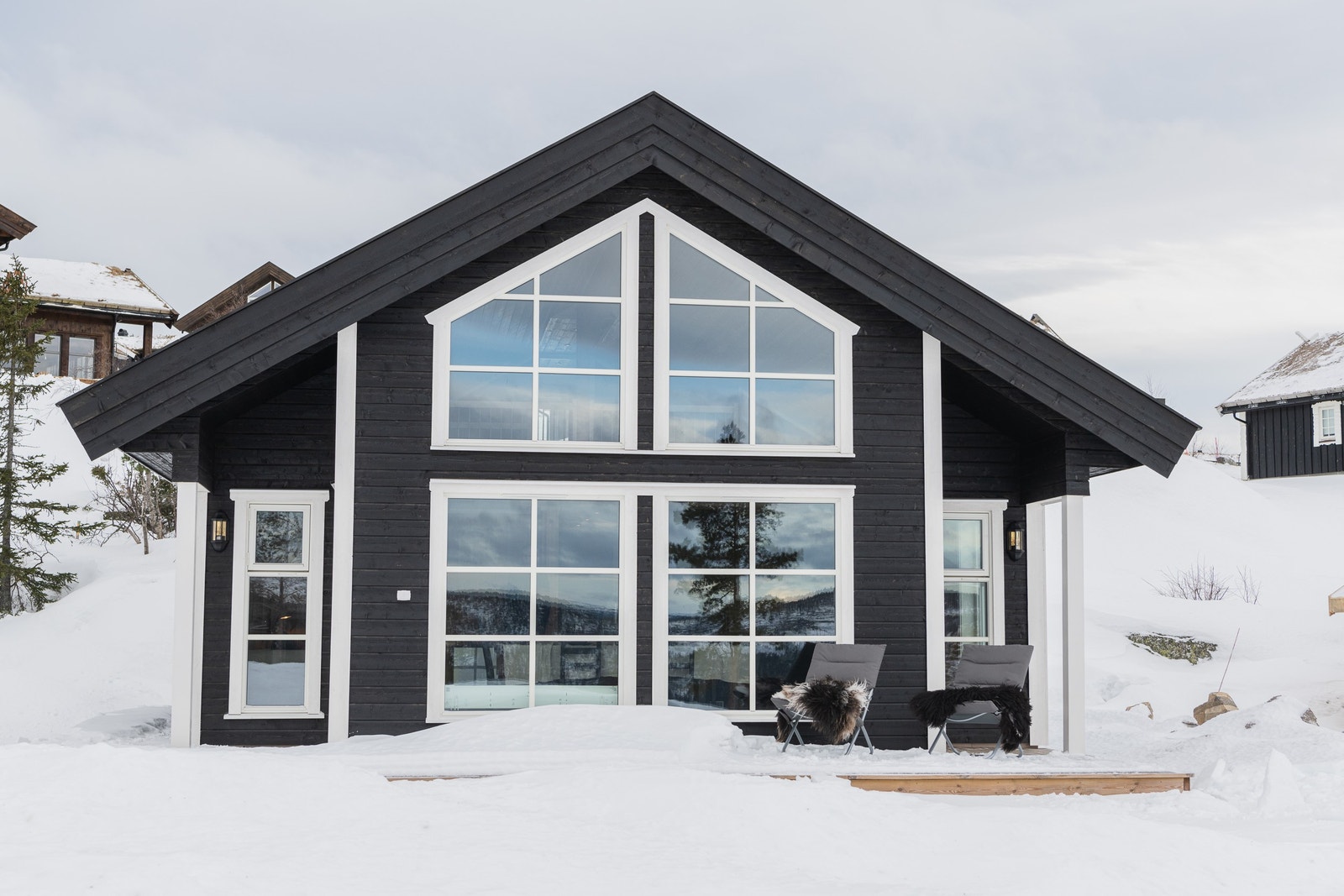 Vindusfasade sett utenfra. Hytta leveres med ferdig veranda. Galleribilde
