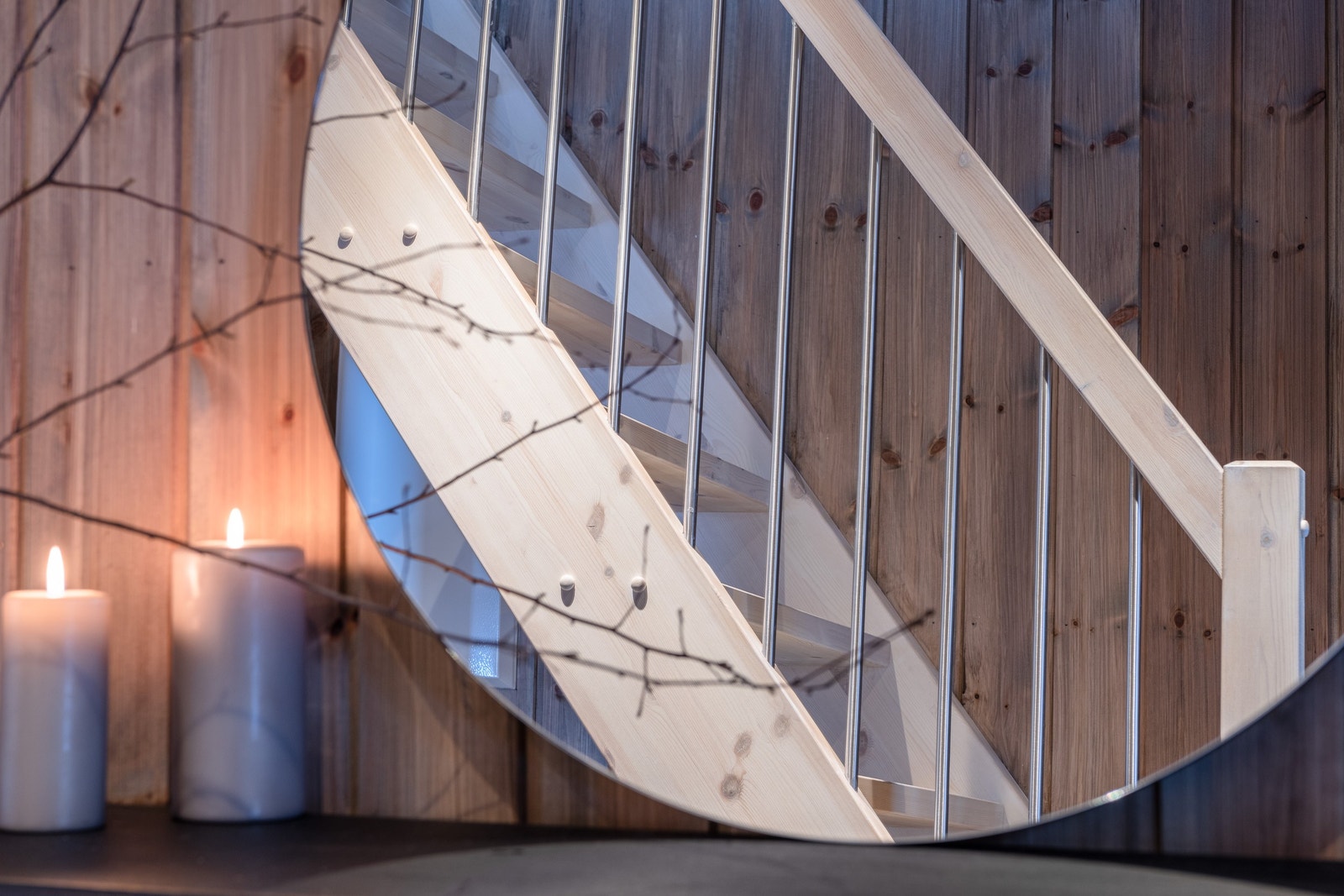 Fra inngangspartiet finner trappen som fører opp til hemsen Galleribilde