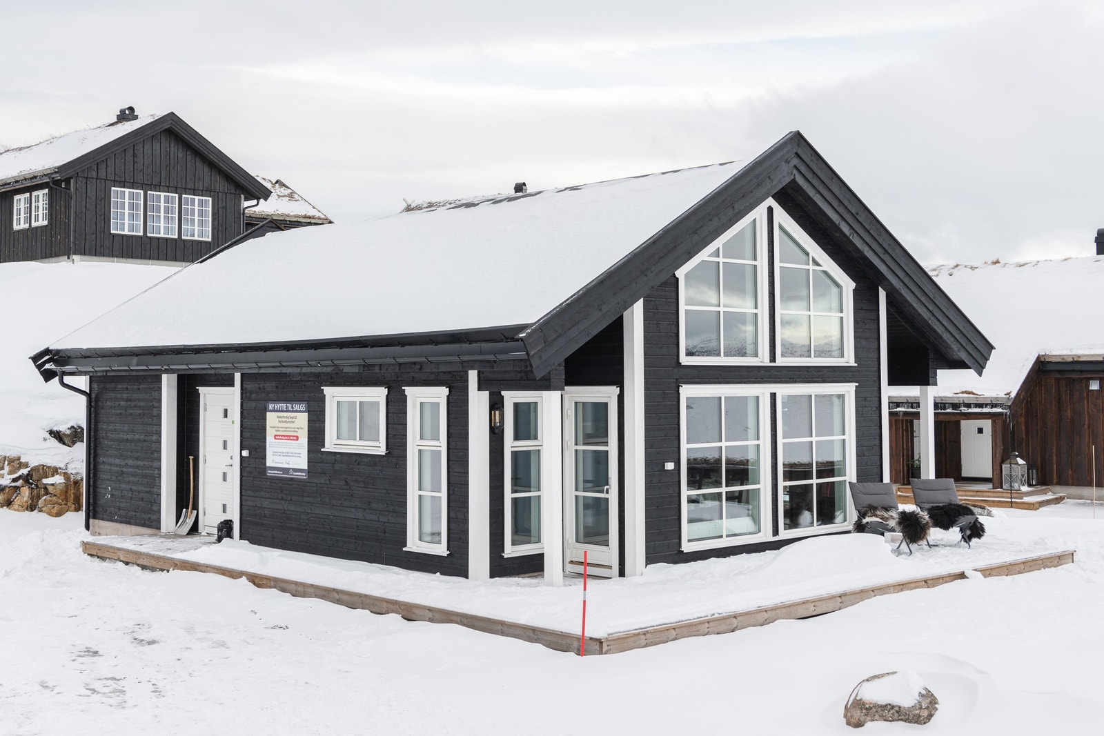 Eksteriørbilde. En moderne hytte som leveres ferdig med veranda. Galleribilde