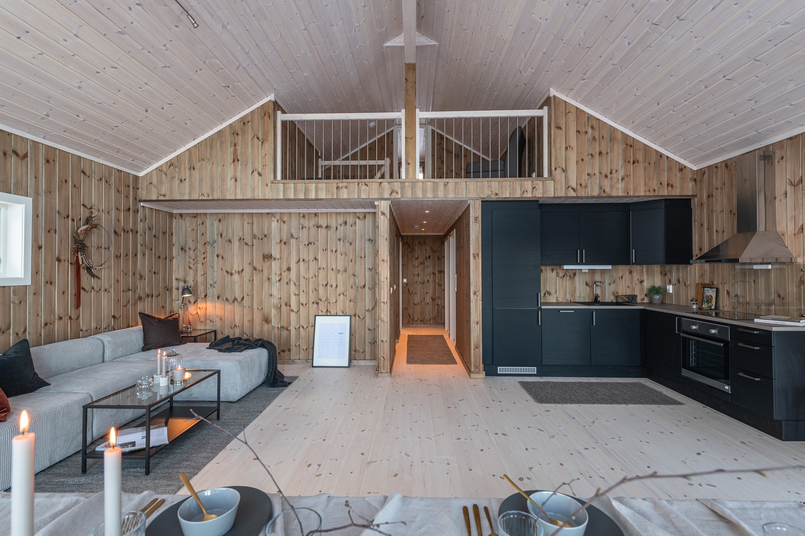 Oversiktsbilde hvor man kan se hemsestuen oppe. Galleribilde