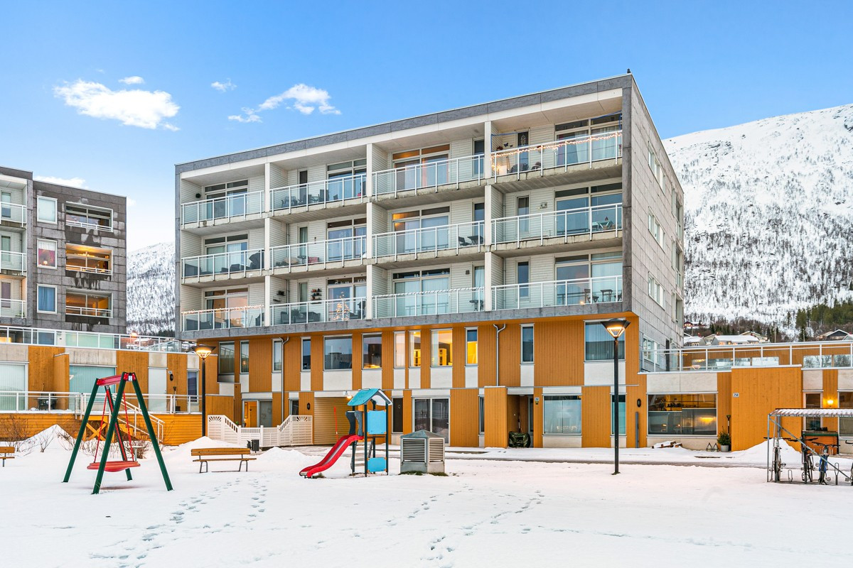 Fasade - Opparbeidet fellesareal med lekeplass
