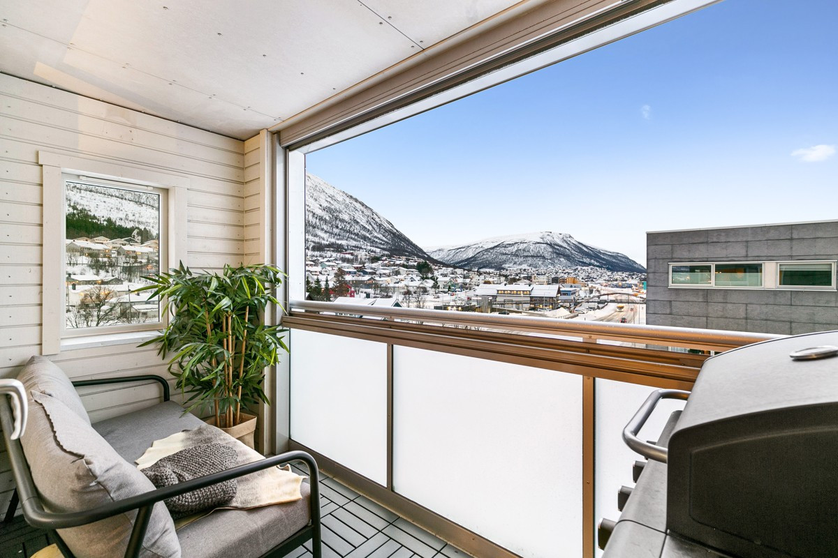Terrasse med utgang fra stue - flotte sol og lysforhold, med god beskyttelse mot vær og vind