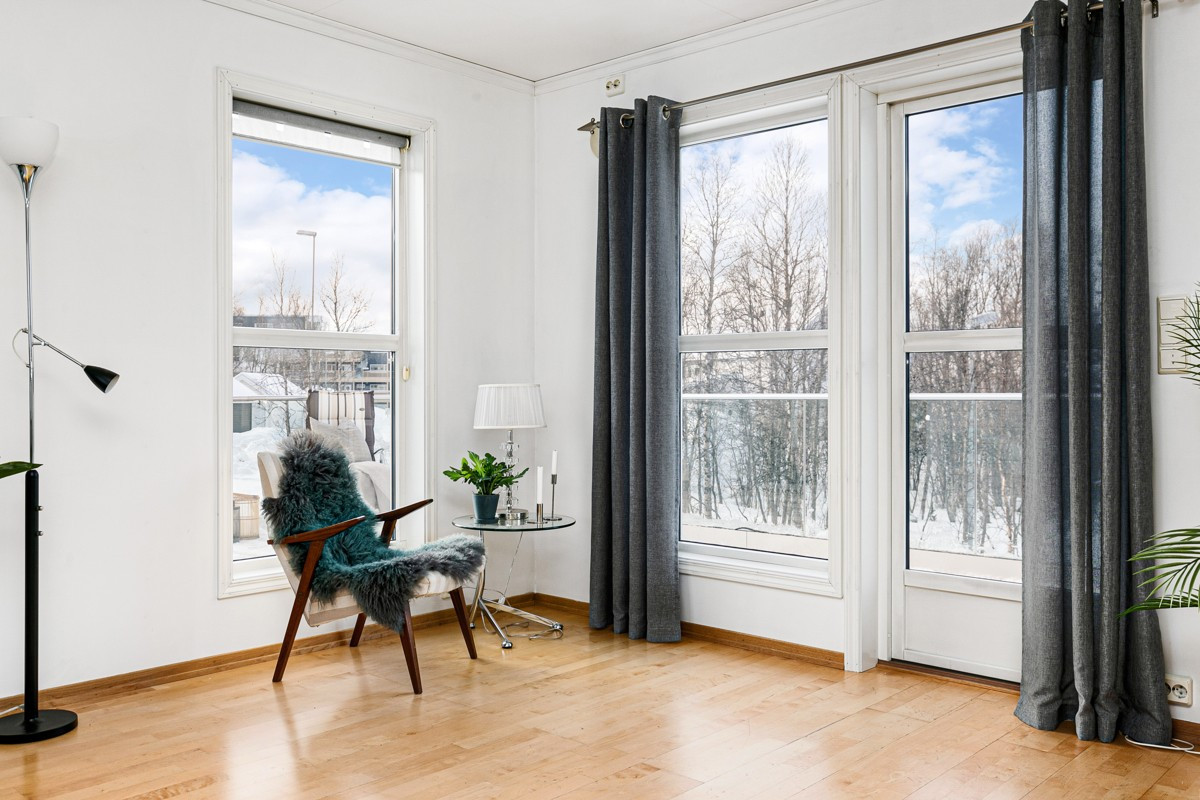 Her er det utgang til terrasse med vinterhage