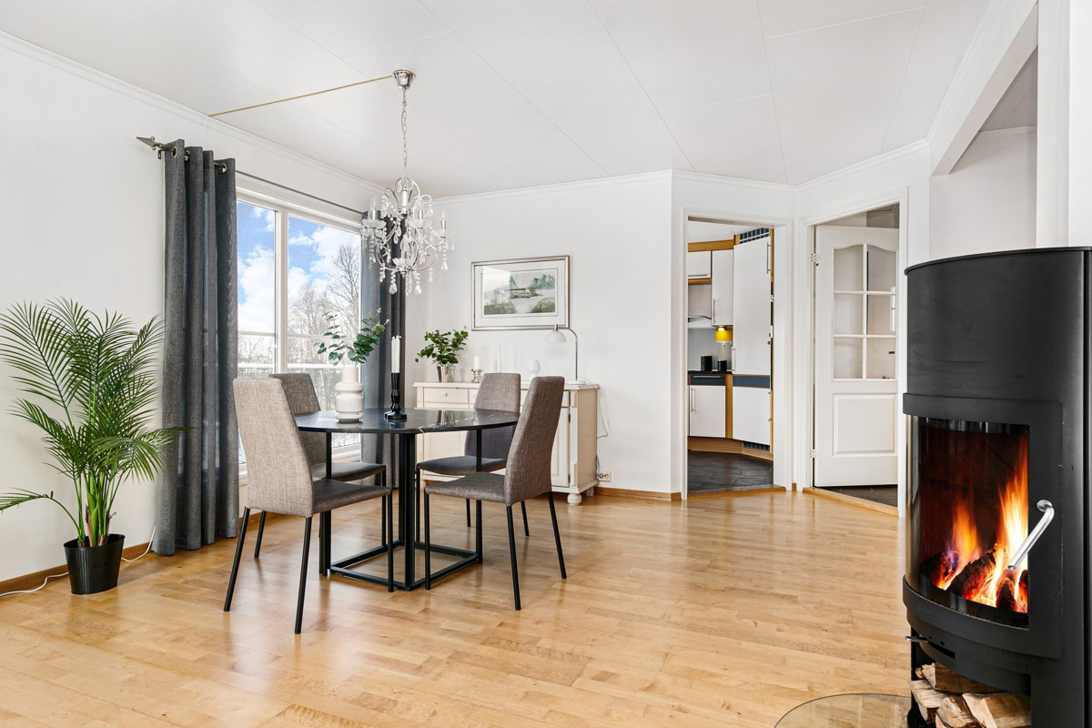 Lun og hyggelig stue i 1. etasje