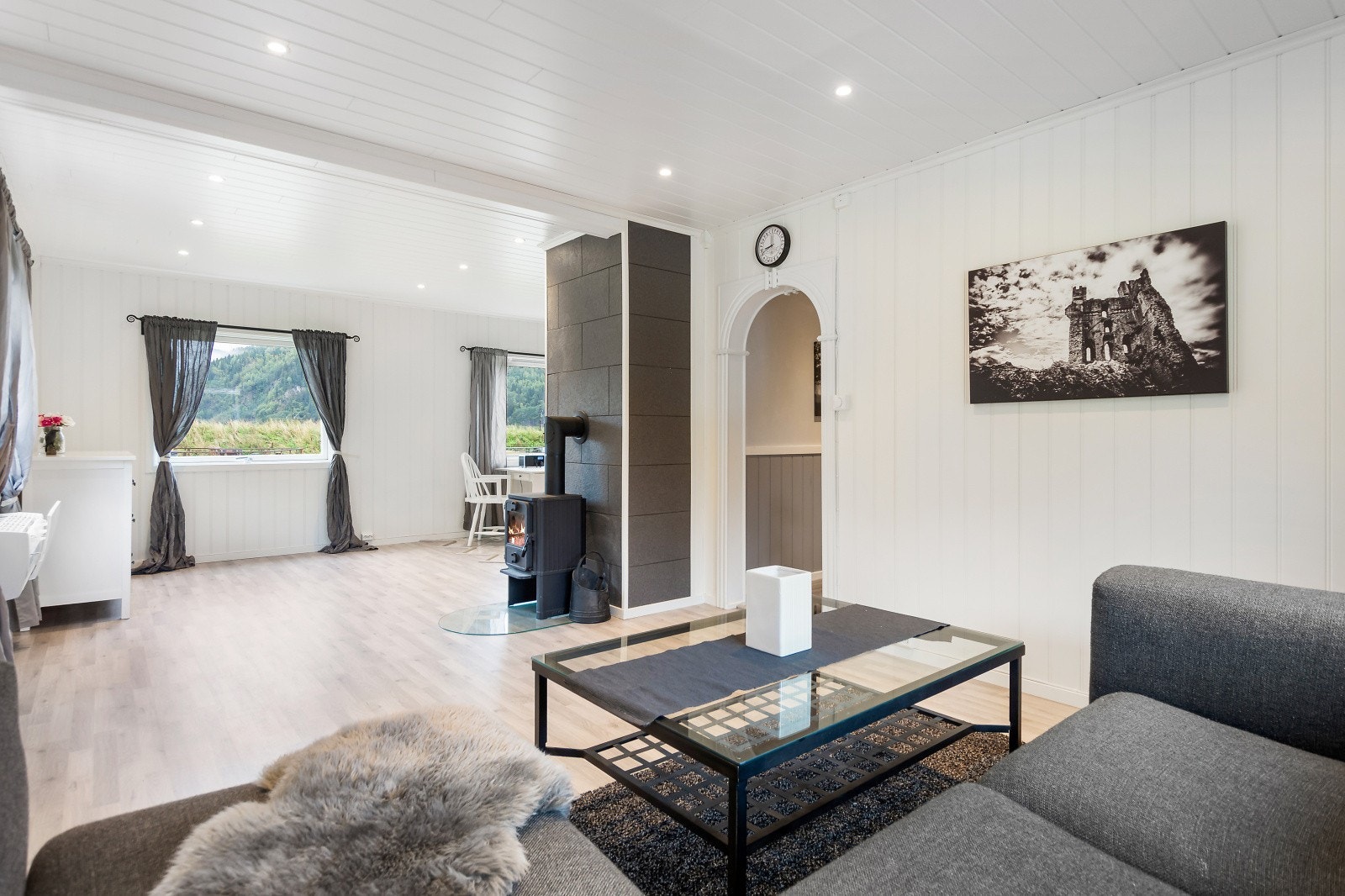 Lys og flott stue i 1. etasje. Galleribilde