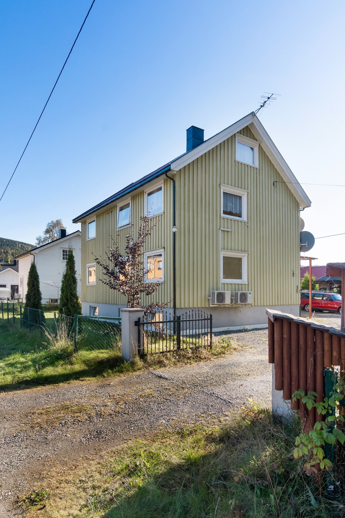 Innkjørsel til boligen. Galleribilde