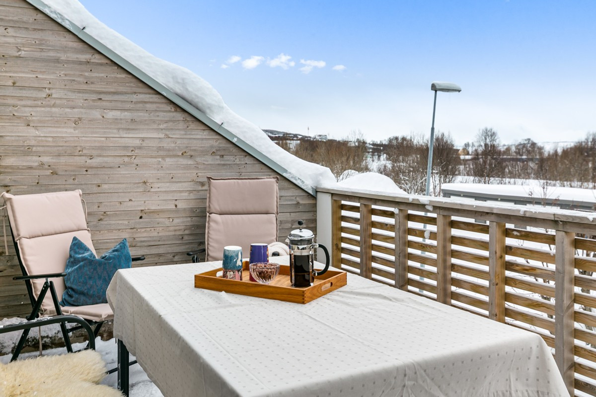 I 2. etasje er det vestvendt terrasse med meget gode sol og lysforhold