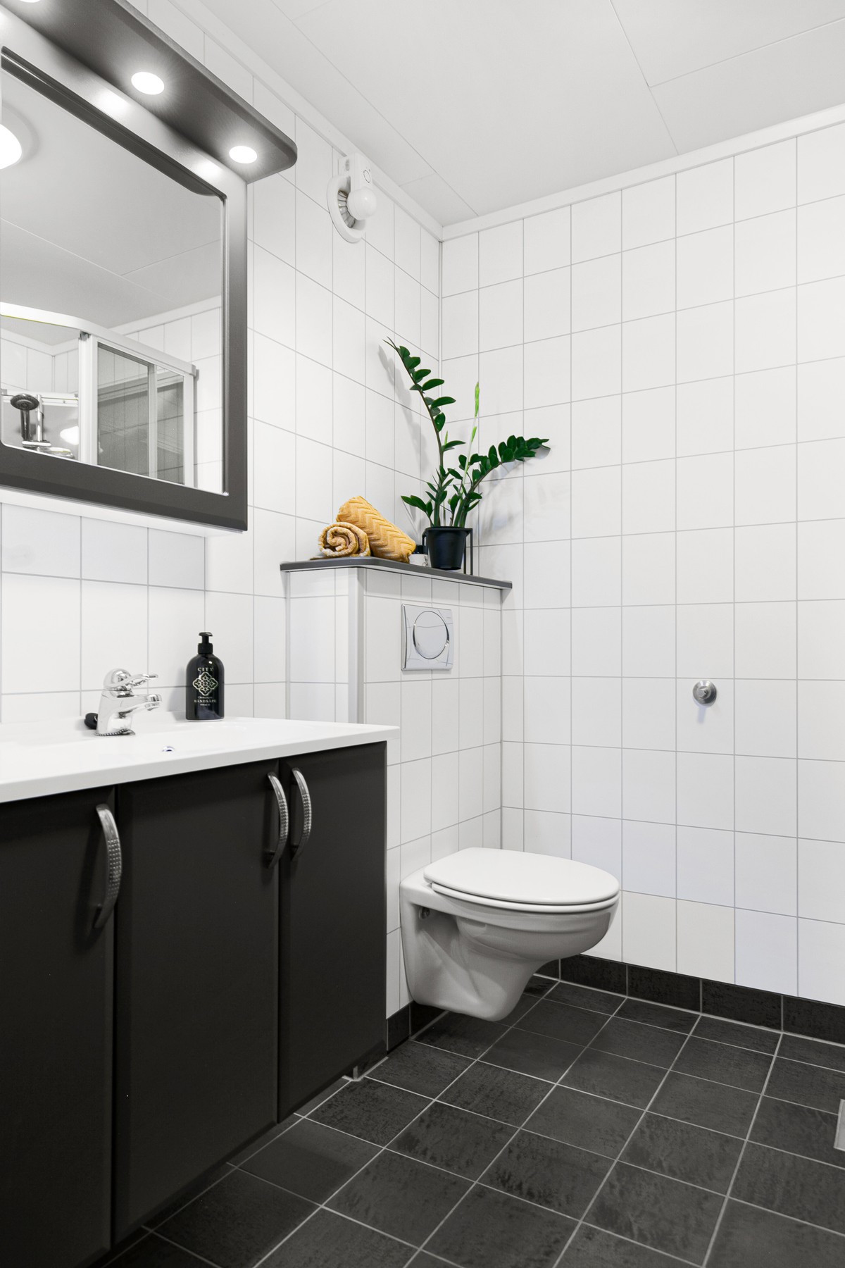 Komplett flislagt med gulvvarme og tidsløst design