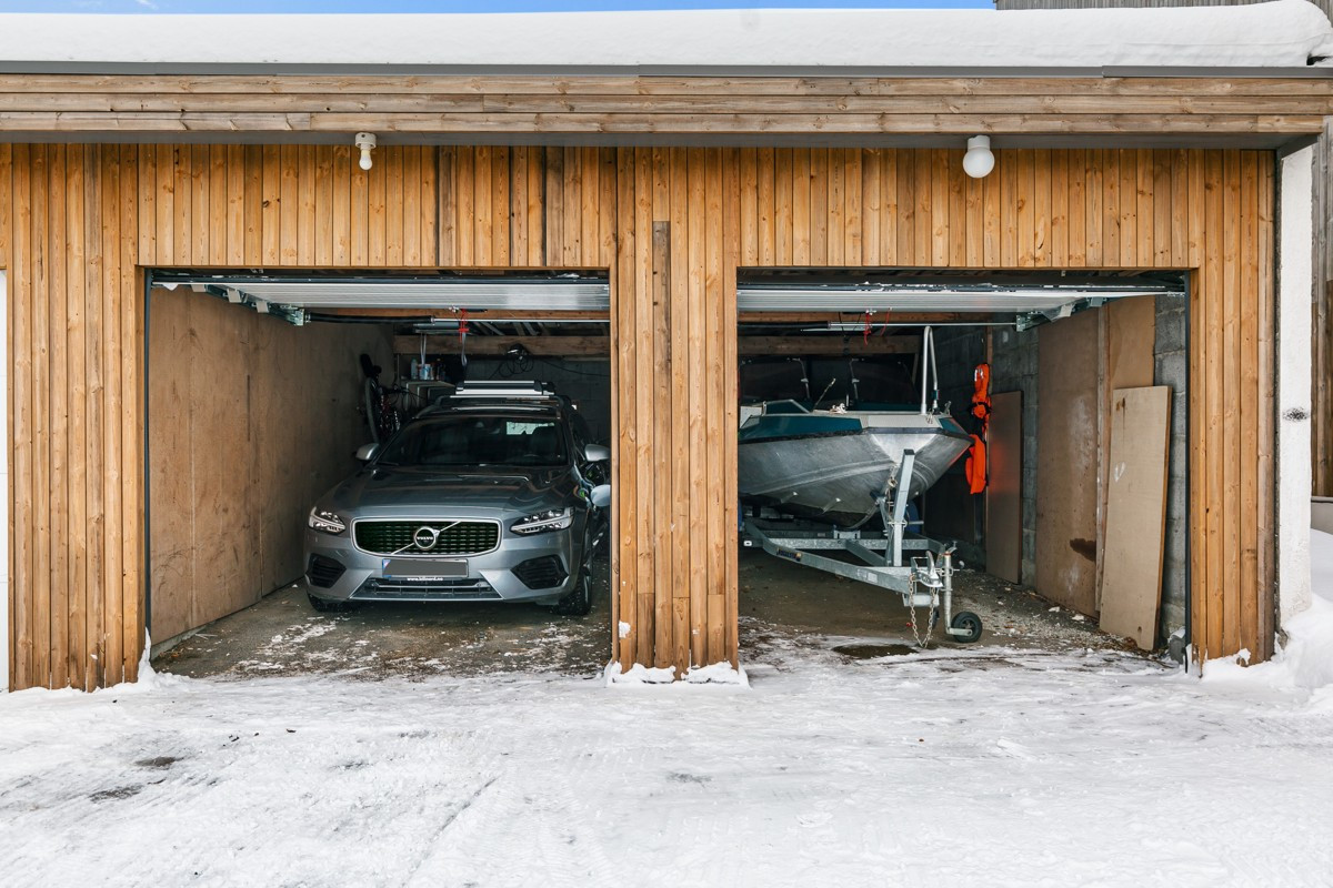 Dobbelgarasje med ny kledning og nye leddporter fra 2018. Garasje har egen kurs for for lading av hybrid/ EL-bil på stikkontakt. OBS: nabo disponerer parkeringsplass foran høyre port