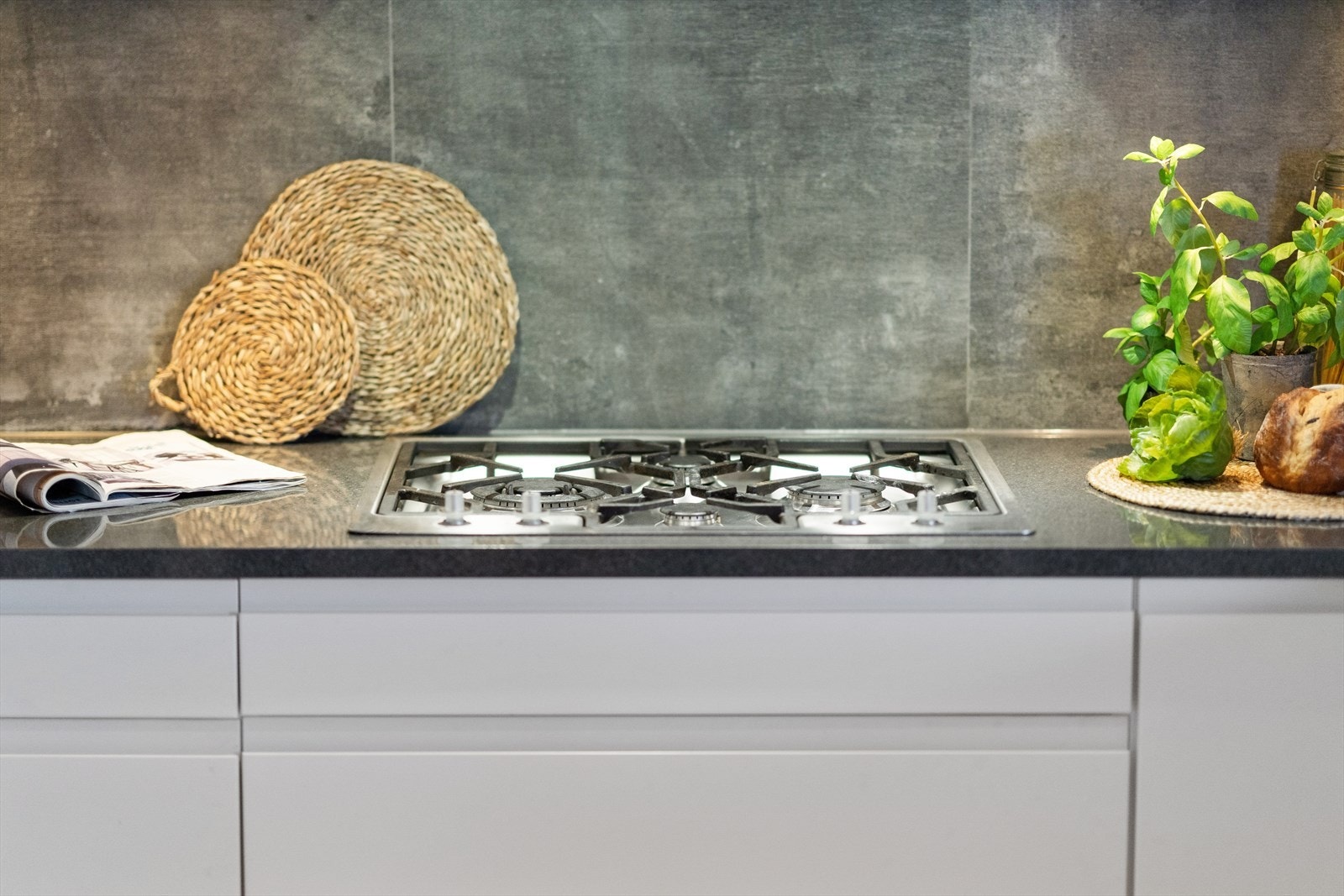 Gasstopp med fire blusser fra Smeg. 2 stk. gassflasker i dedikert skap utenfor boligen. Galleribilde