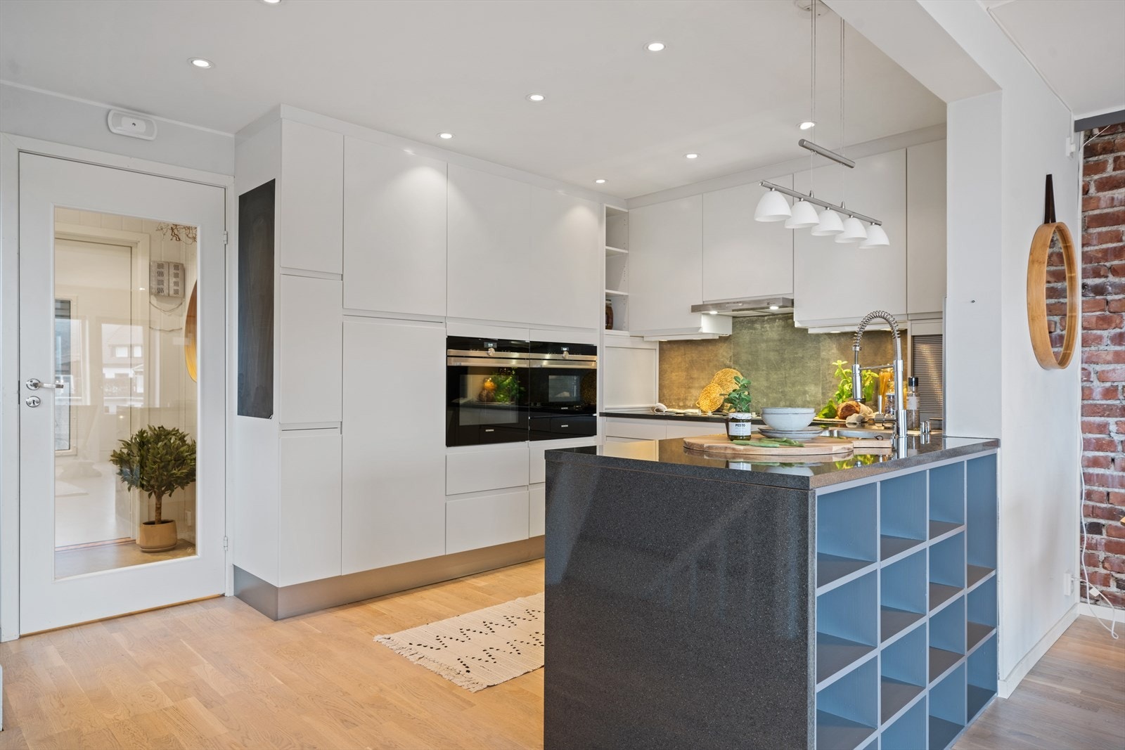 Funksjonelt og lekkert kjøkken fra 2015 av typen HTH Next med laminert benkeplate og hvite glatte fronter. Galleribilde