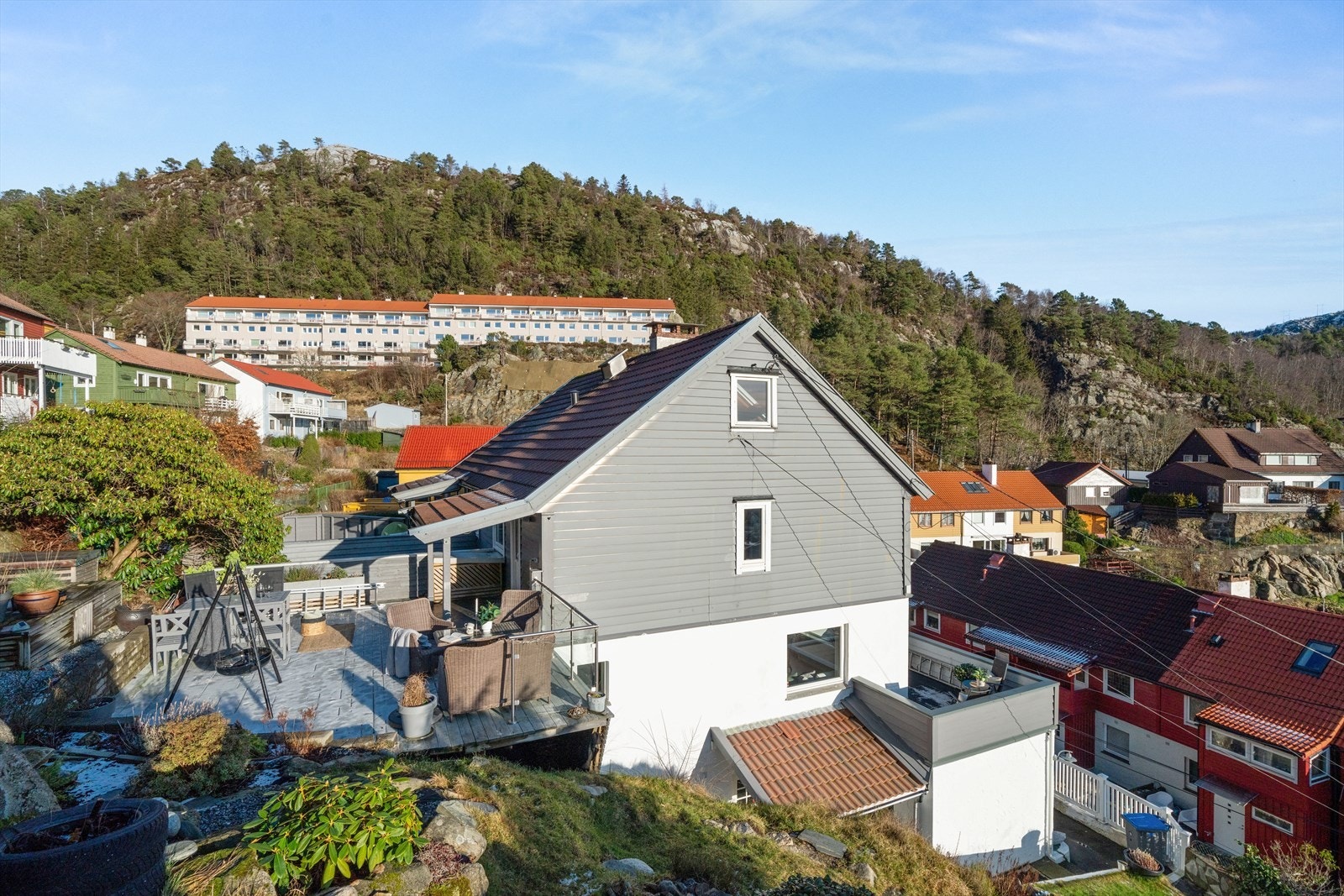 Flott vedlikeholdsfritt glassrekkverk på terrassen på baksiden av huset. Galleribilde