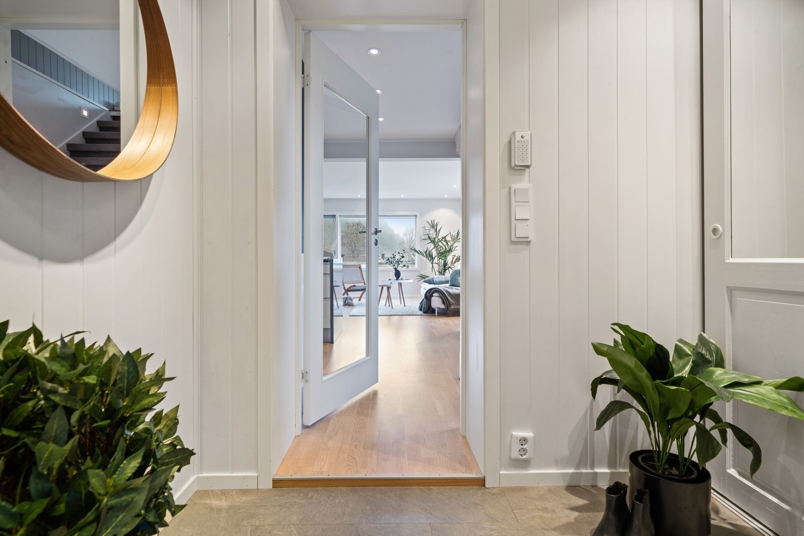 I entreen er det skyvedørsgarderobe og plass til vegghengt klesoppbevaring. Galleribilde