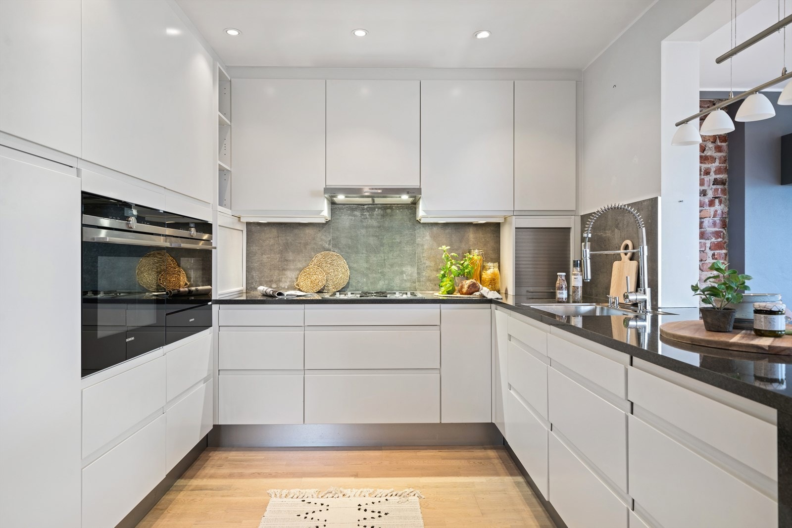 Kjøkkenet har godt med både skap- og benkeplass og inneholder både stekeovn og dampovn. Galleribilde