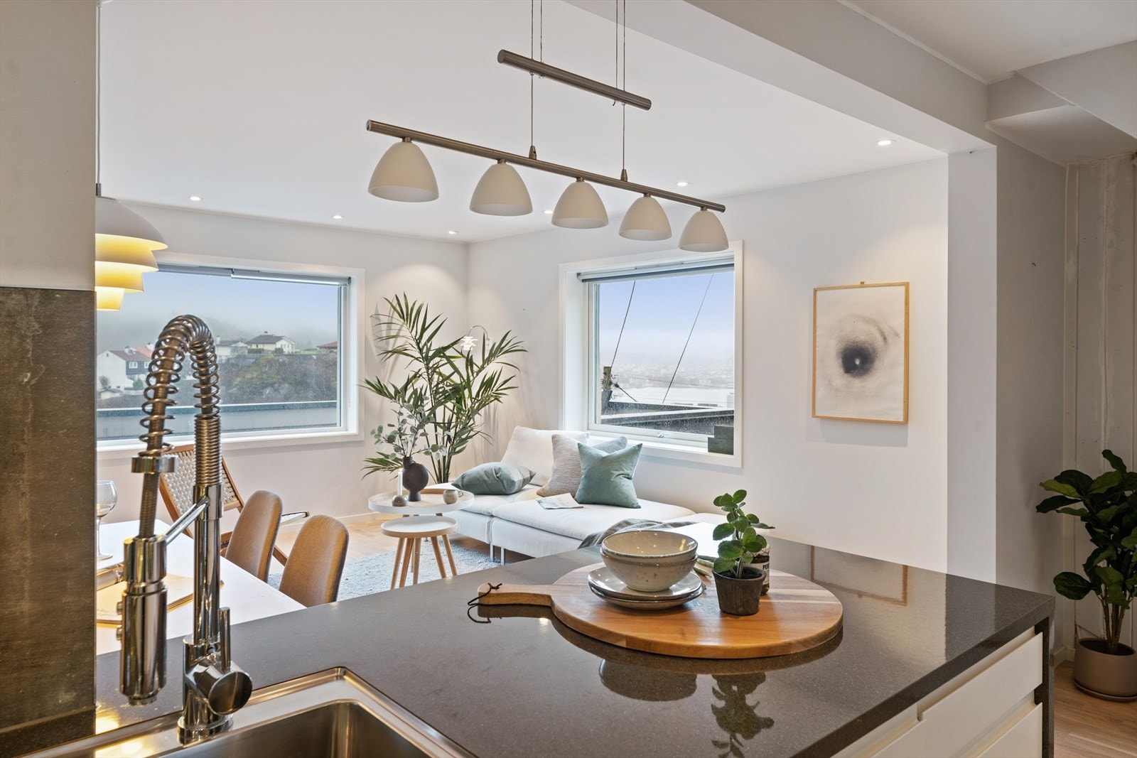 Åpen løsning mellom stue og kjøkken. Galleribilde