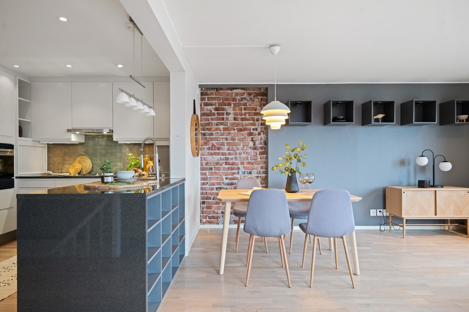 I forbindelse med oppussingen i 2015 ble den lekre teglsteinsmuren hentet frem. Galleribilde