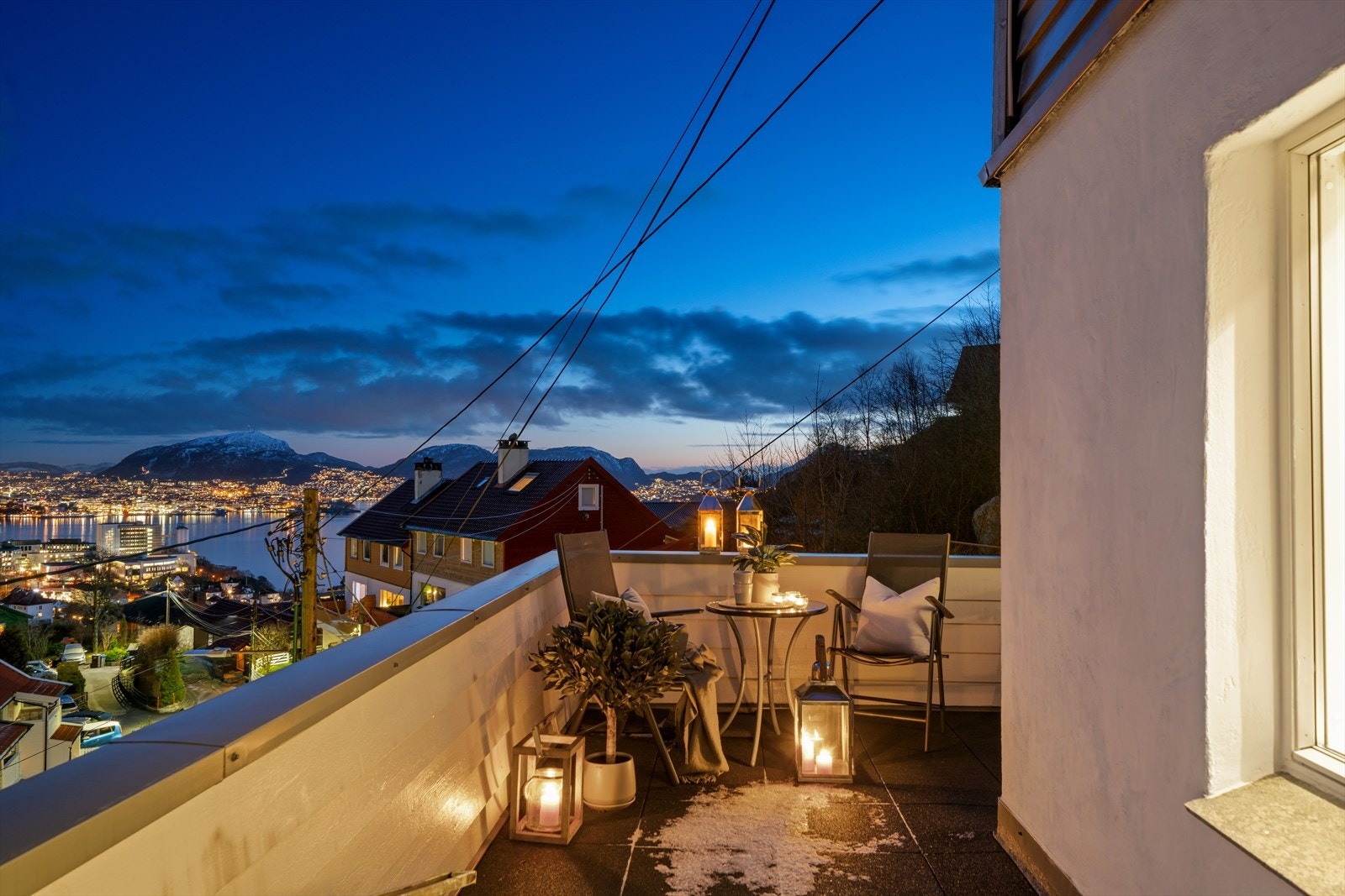 Terrasse på fremsiden av huset med utgang fra stuen. Galleribilde