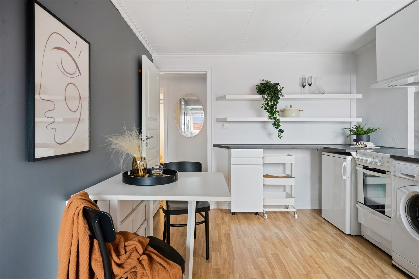 Kjøkkeninnredningen ble satt inn i 2018 og har hvite glatte fronter og laminert benkeplate. Opplegg for vaskemaskin på kjøkkenet Galleribilde