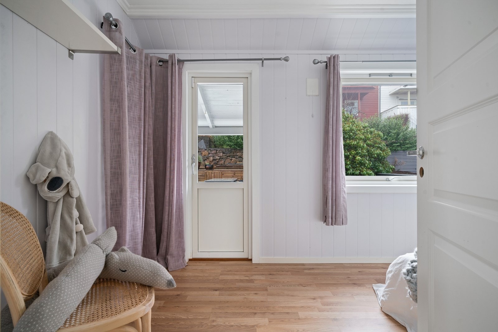 Fra soverom nr. 3 er det utgang til terrassen på baksiden av boligen. Galleribilde