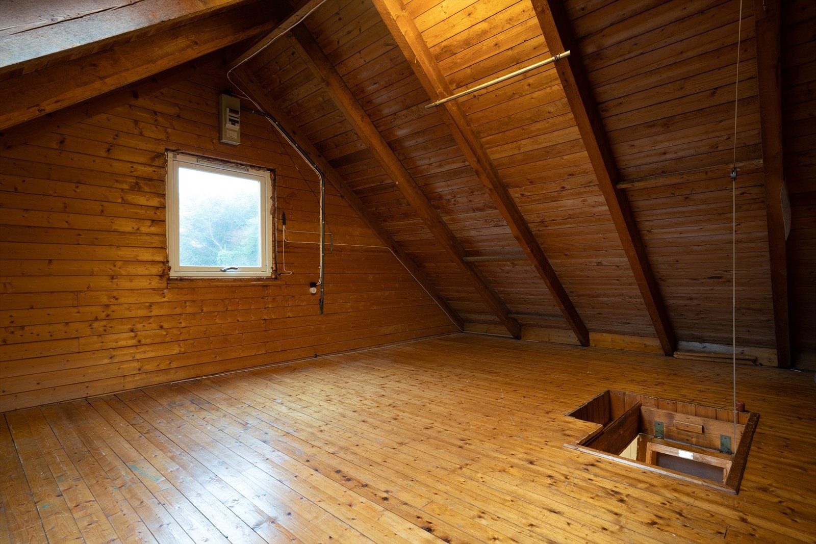 Uinnredet loftsrom med adkomst via takluke m/stige i trappegang i 2. etasje. Gulvareal på 35 m². Rommet har to store takvinduer av nyere dato samt vindu på gavlvegg. Galleribilde
