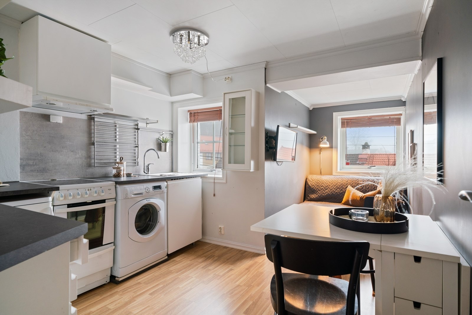 Den utleide delen er innredet med kombinert stue- og kjøkkenløsning på 11 m² med en liten sofakrok og plass til et lite spisebord. Galleribilde