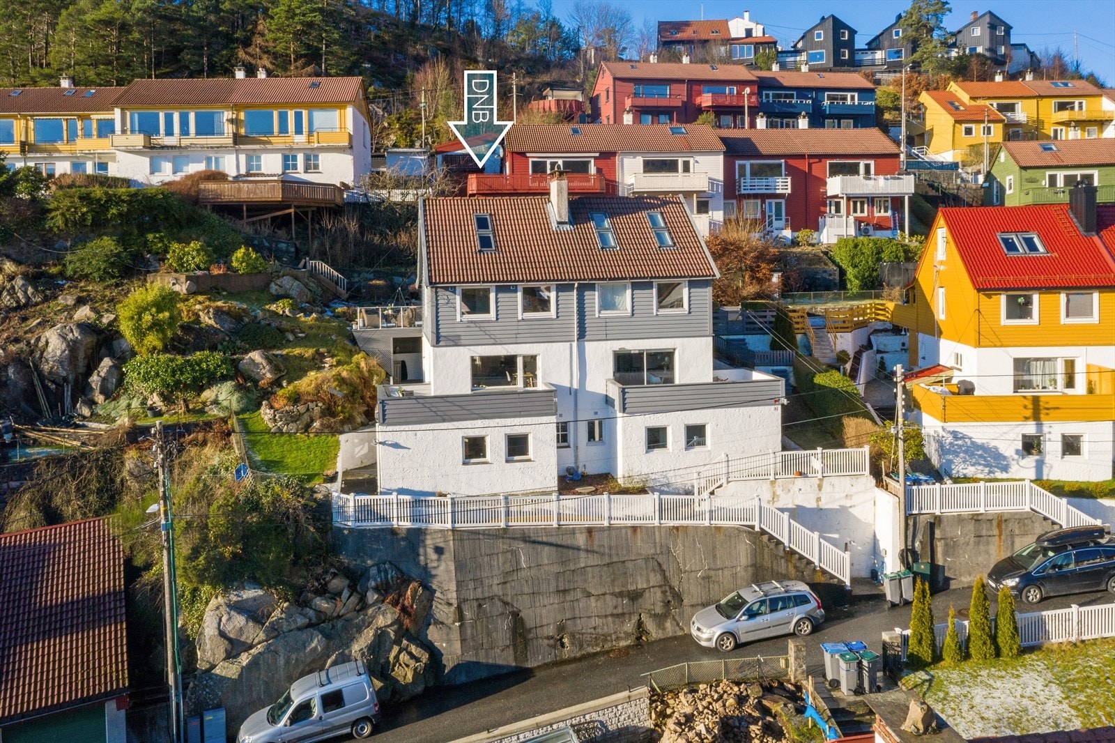 Øyjordsbotn 11 er boligen til venstre i bildet. Galleribilde