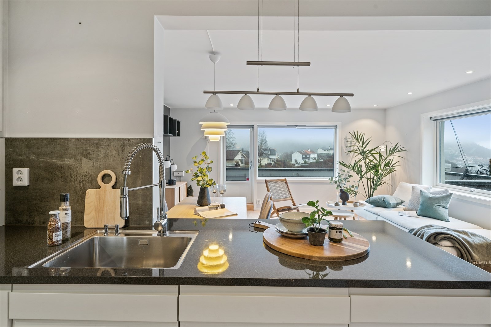 Utsikten kan også nytes fra kjøkkenet. Galleribilde
