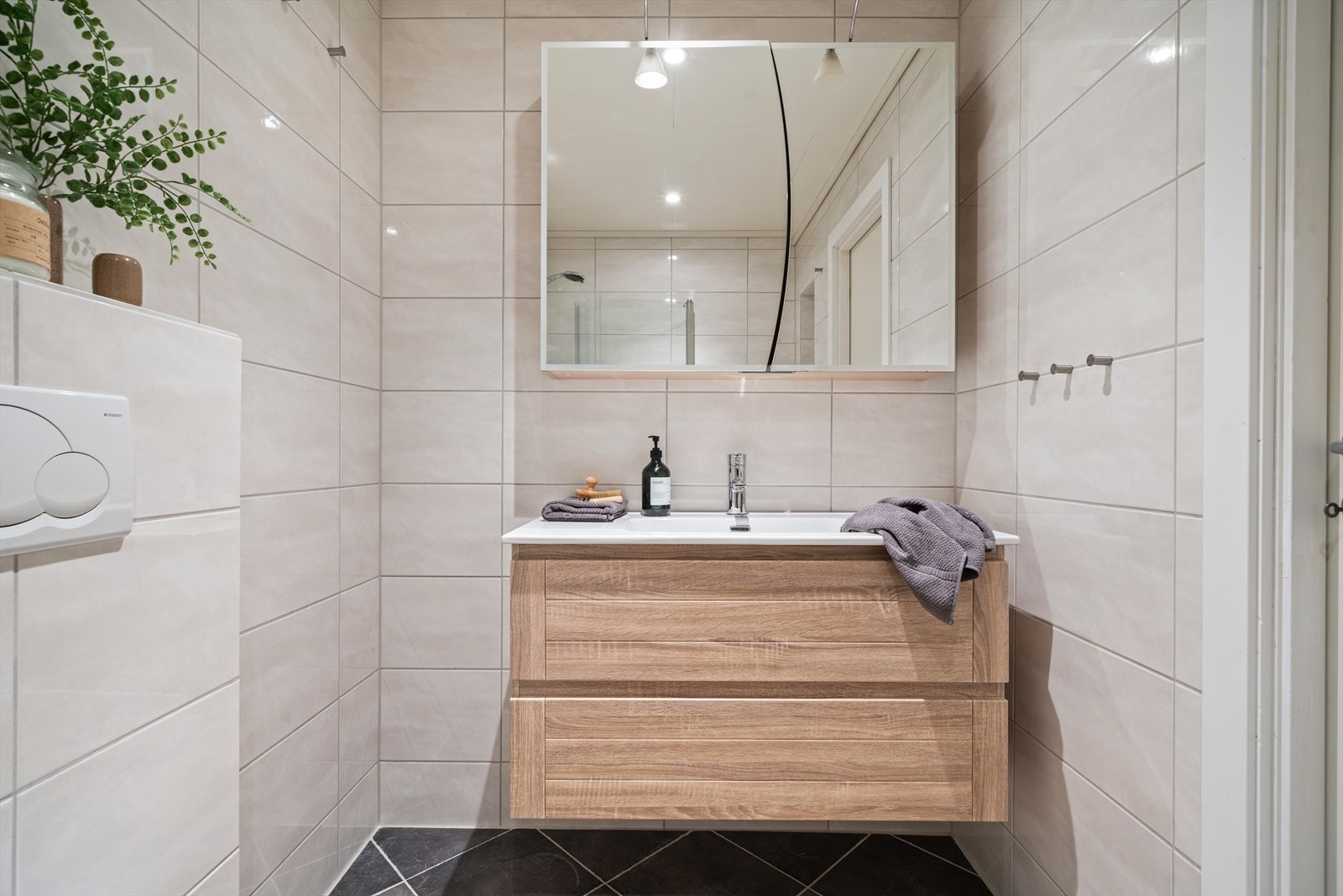 Badet er fra 2008 og ble den gang pusset opp av Bergen Baderom AS. Nytt servant og dusjdører ble satt inn i 2020. Galleribilde