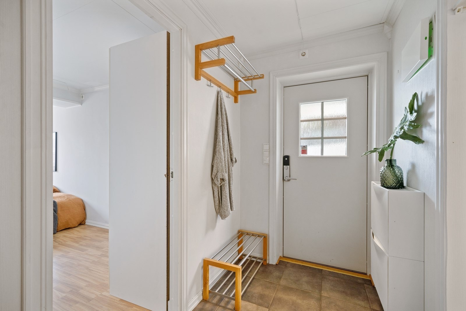Utleid del i kjeller med egen inngangsdør på vestsiden av huset. Innvendig dør mellom utleid del og hoveddelen av huset. Galleribilde