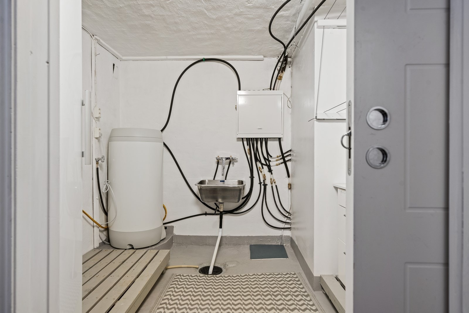 Vaskerommet ligger i kjelleren med adkomst fra 1 etg via trappegang. Hele rommet er nymalt i 2019/2020. Galleribilde