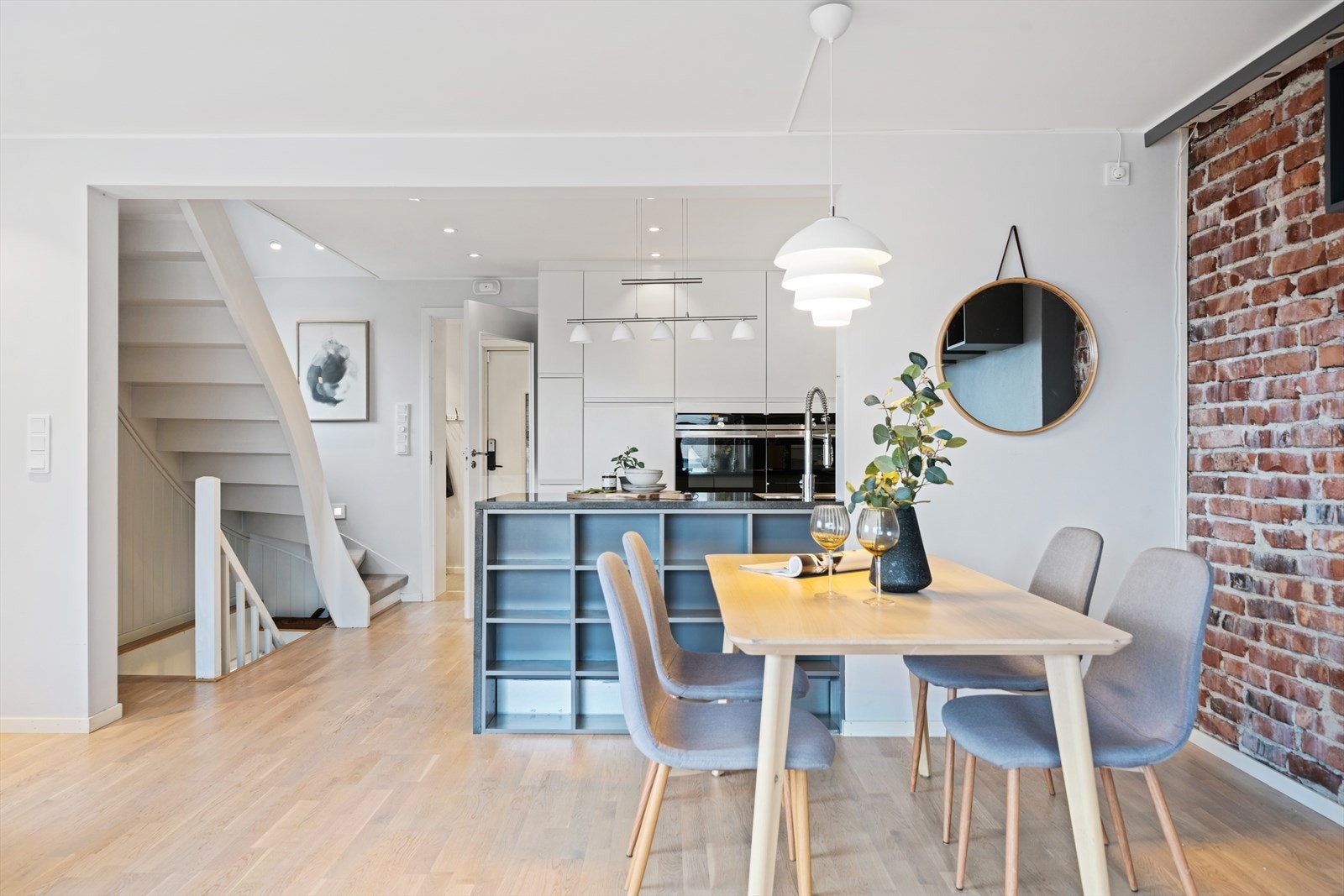 Hele etasjen ble i 2015 pusset opp og har slette fine overflater, parkett på gulv og downlights i himling. Galleribilde