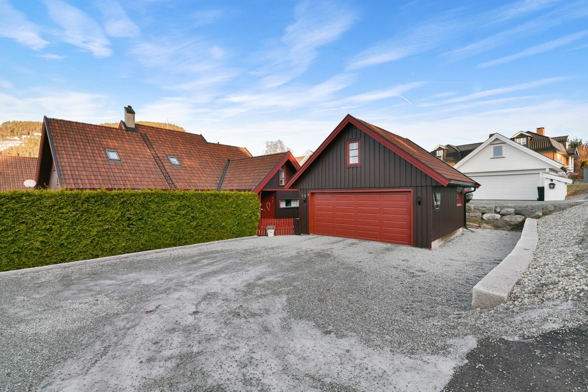 Plass til mange biler på gårdsplassen. Galleribilde