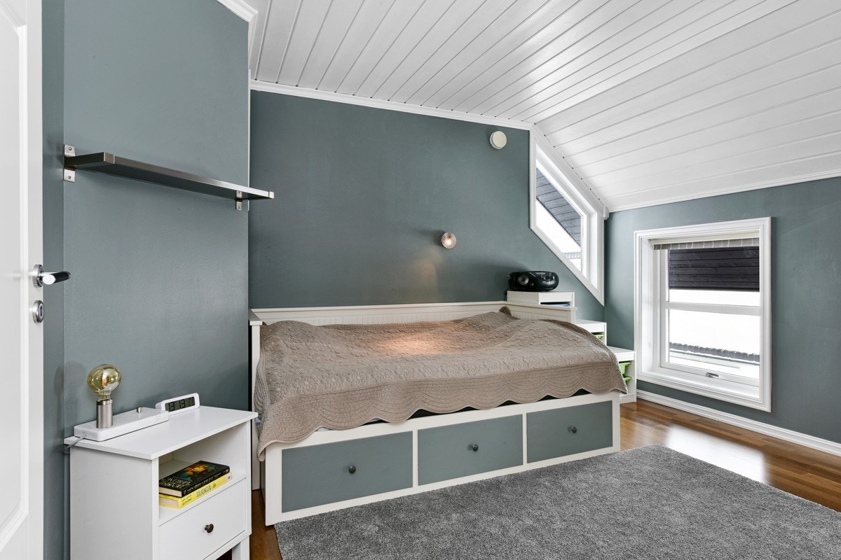 Rommet har godt med lysinslipp fra flere vinduer. Galleribilde